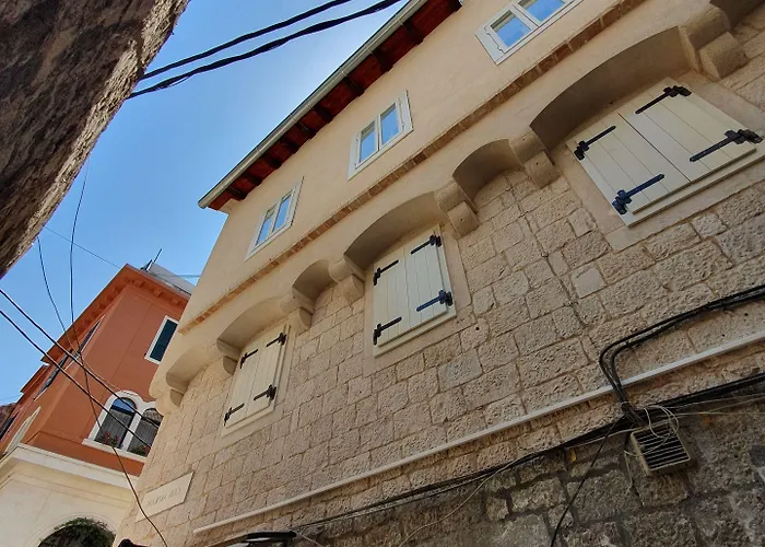 The At سبليت