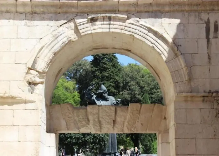 The At سبليت